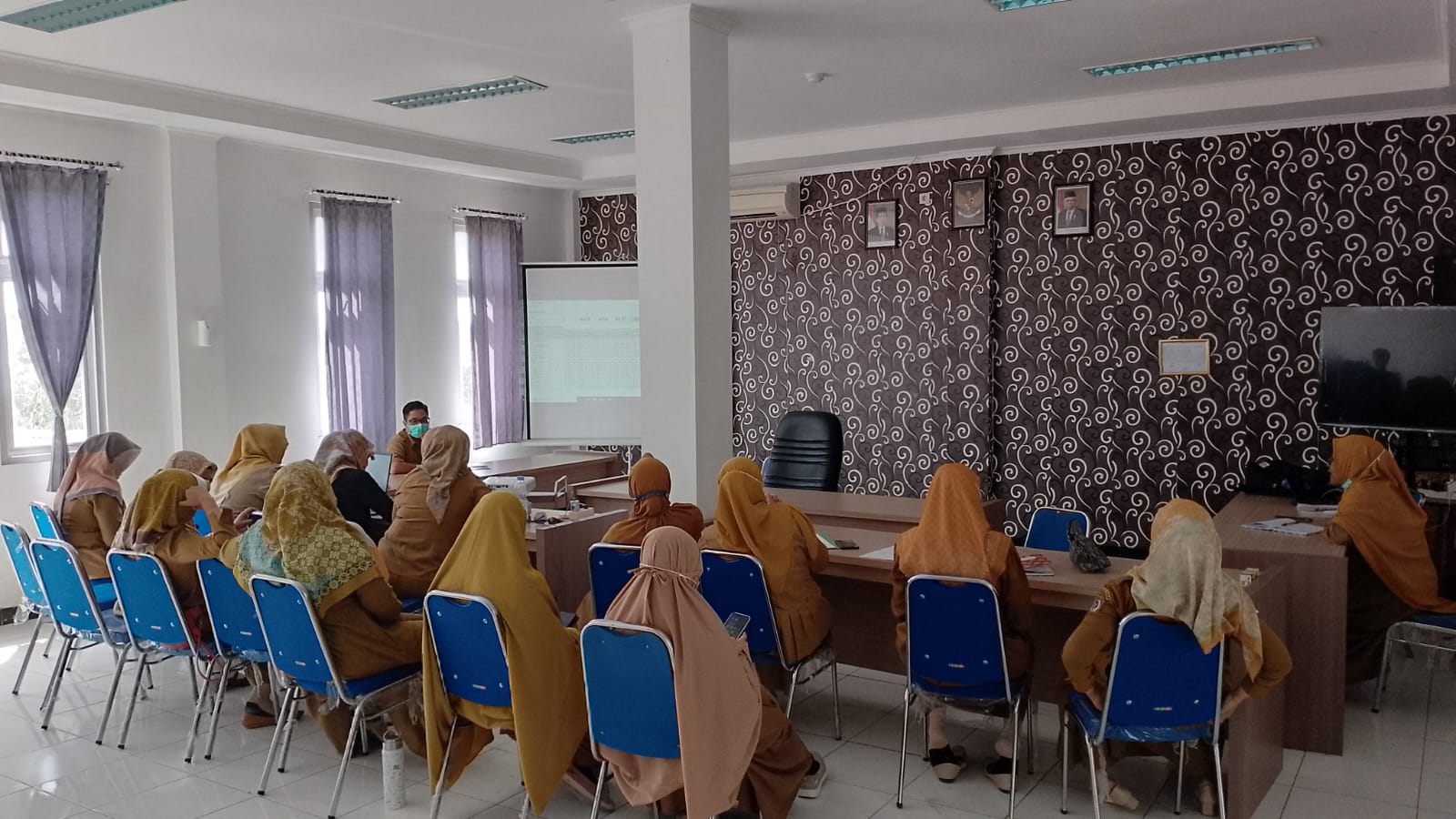 Rapat Pertemuan Hasil Audit Kewaspadaan Standar di Puskesmas Senaken: Sinergi Tim PPI, Tim K3, Tim MFK, dan PJ Ruangan untuk Meningkatkan Kualitas Pelayanan Kesehatan