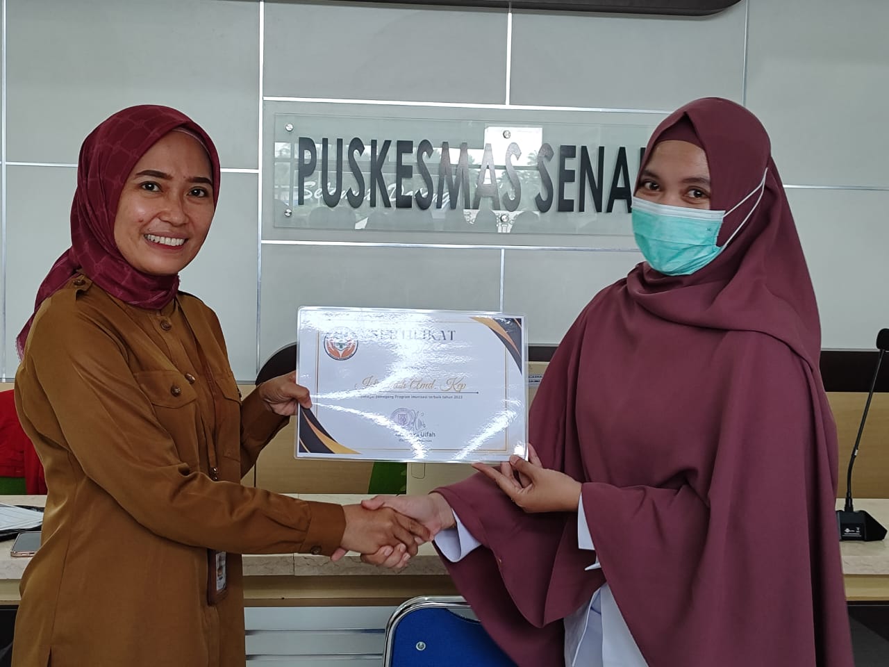 Kepala Puskesmas Senaken, Dr. Riska Ulfah, Apresiasi dan Hadiahkan Penghargaan kepada Pencapaian Terbaik Tahun 2023